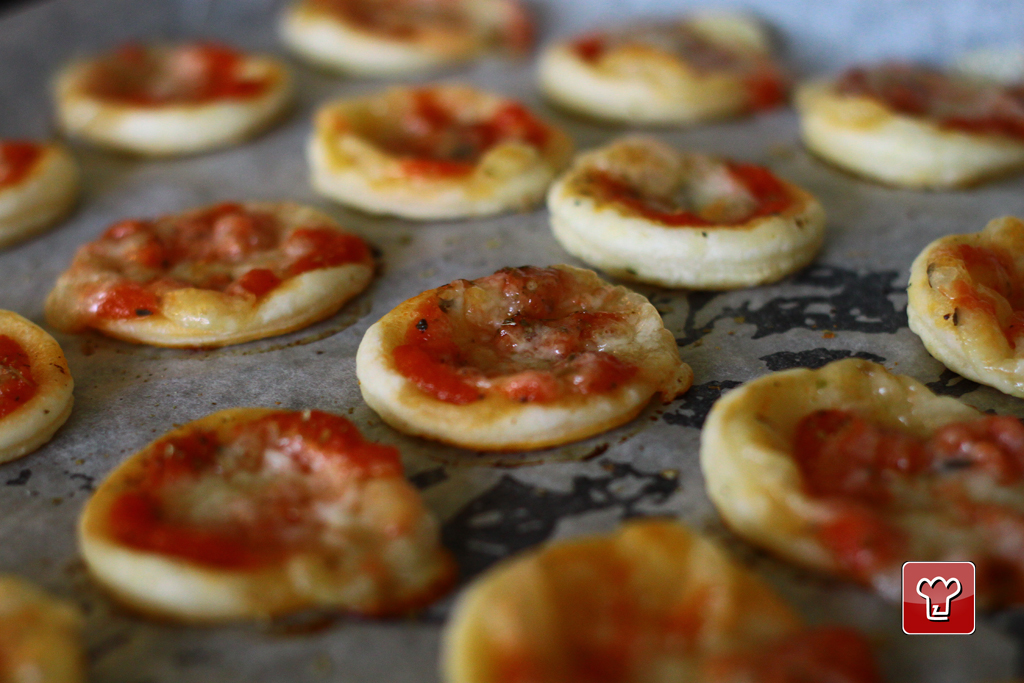 Mini puff pastry pizzas - Italian recipes by GialloZafferano