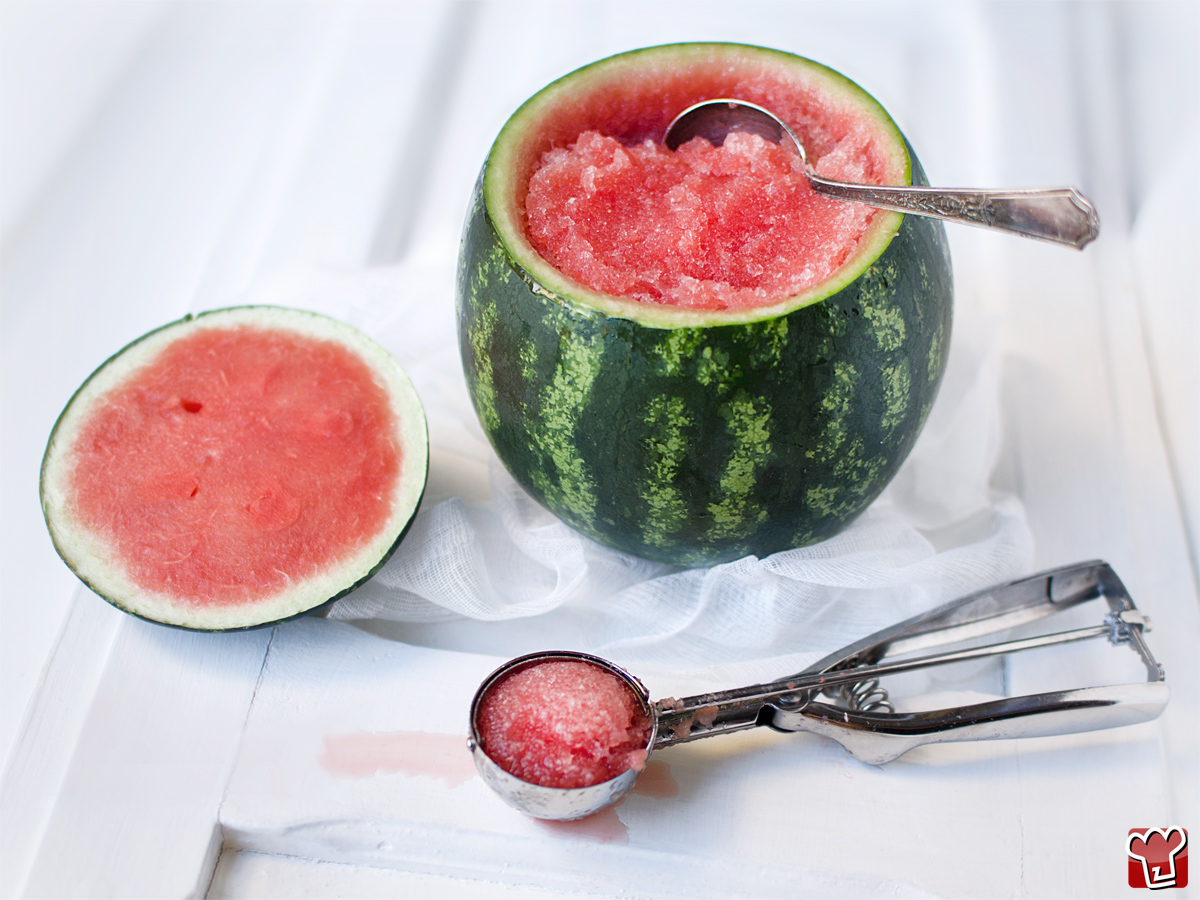 Wassermelone mit wassermelonensorbet gefüllt ist eine Desserts von My ...