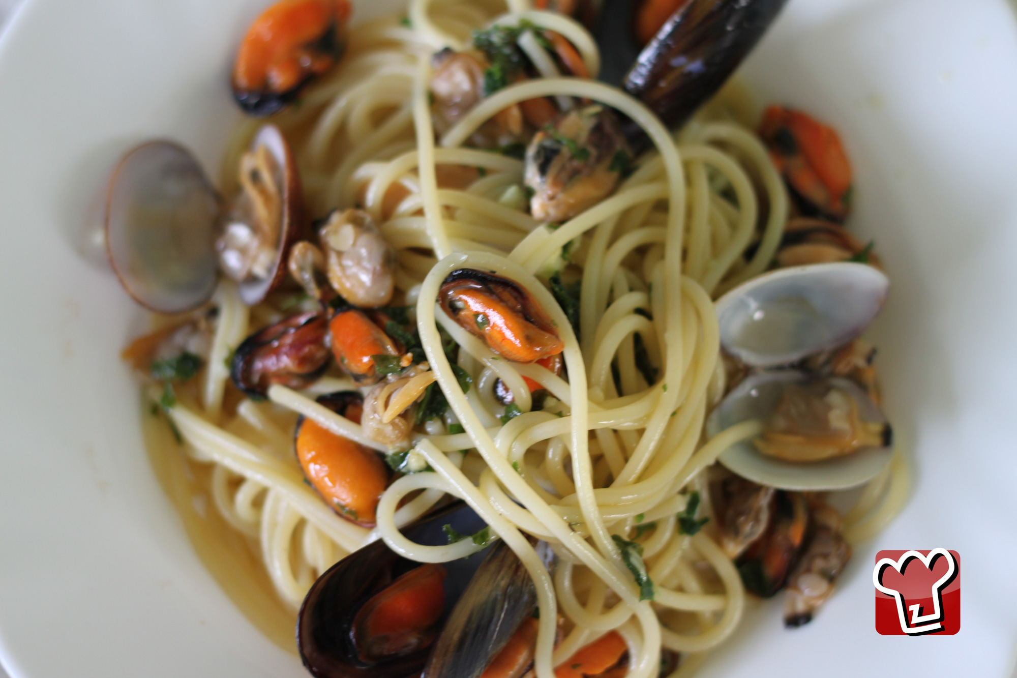 Spaghetti aux moules et aux palourdes est une Plats principaux à base