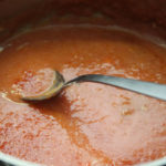 Versare il sugo alla ricotta nel resto del sugo - RicettePerCucinare.com