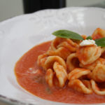Condire le orecchiette con salsa di pomodoro e ricotta forte - Ricettepercucinare.com