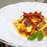 Servire le foglie di ulivo con passata gialla, pescatorino e pomodori secchi